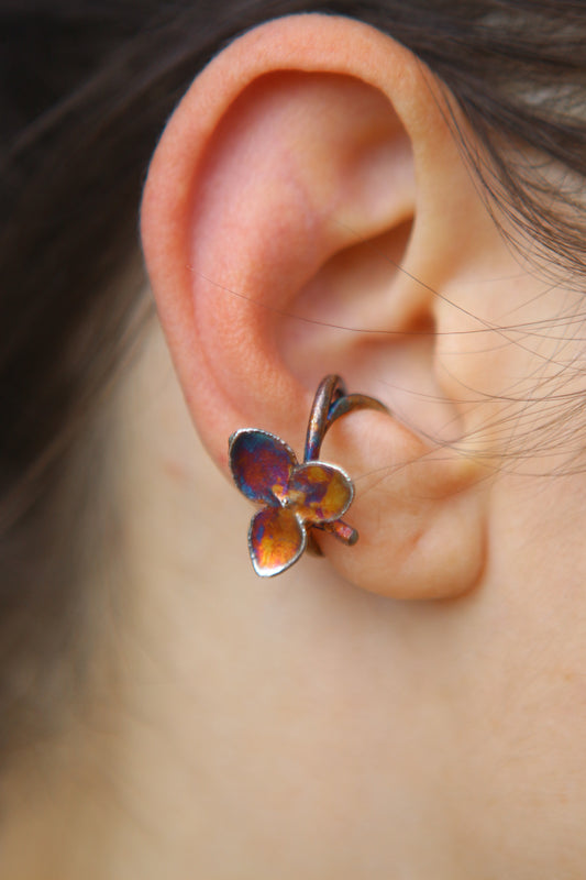 Ear cuff com flores de hortensia