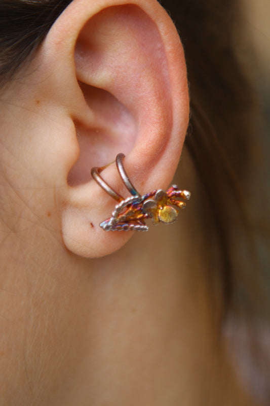 Ear cuff com flores de hortensia