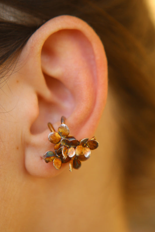 Ear cuff com flores de hortensia