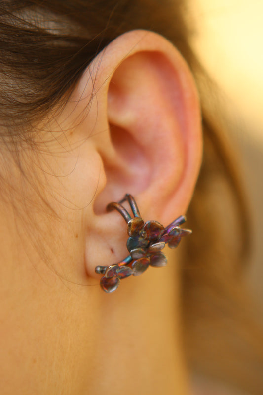 Ear cuff com flores de hortensia