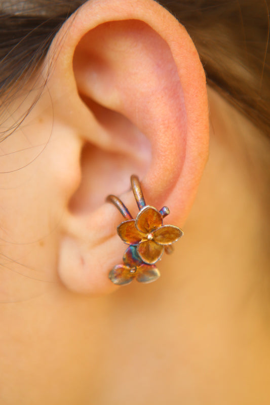 Ear cuff com flores de hortensia