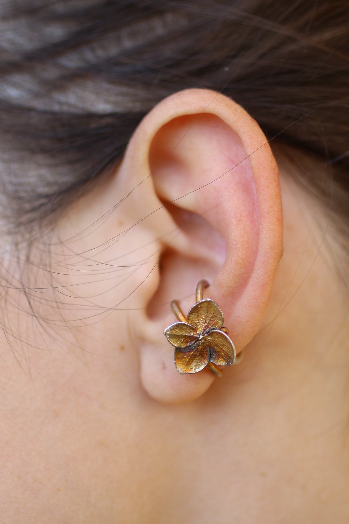 Ear cuff com flores de hortensia