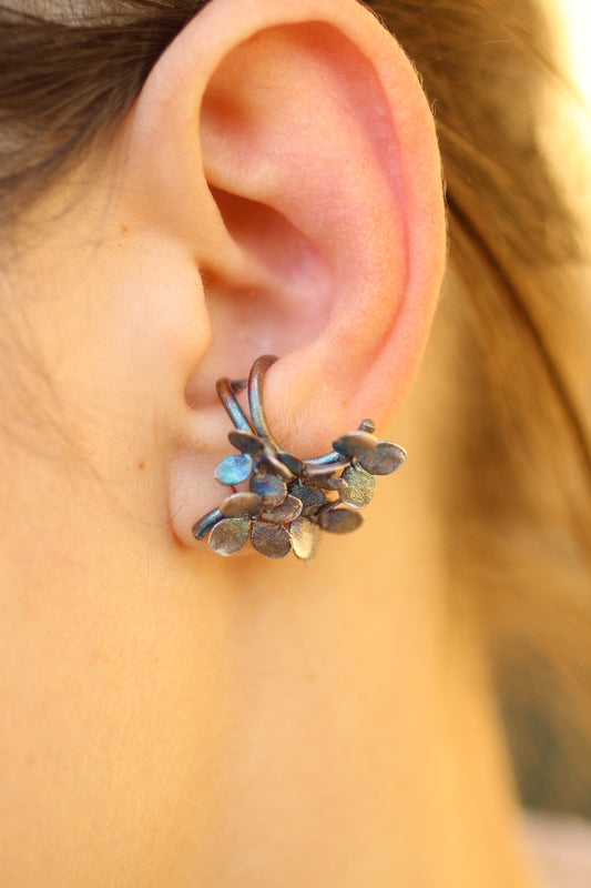 Ear cuff com flores de hortensia