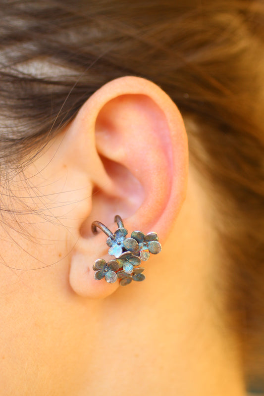 Ear cuff com flores de hortensia