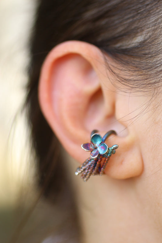 Ear cuff com ramo de tuya e flor de hortensia