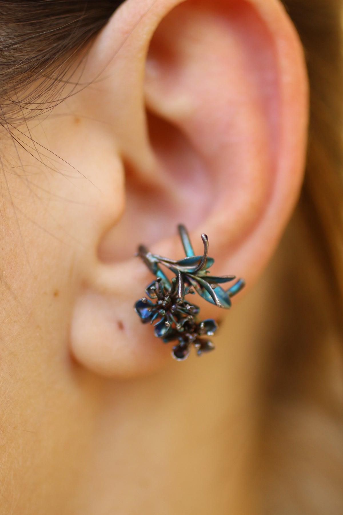 Ear cuff com flores da primavera