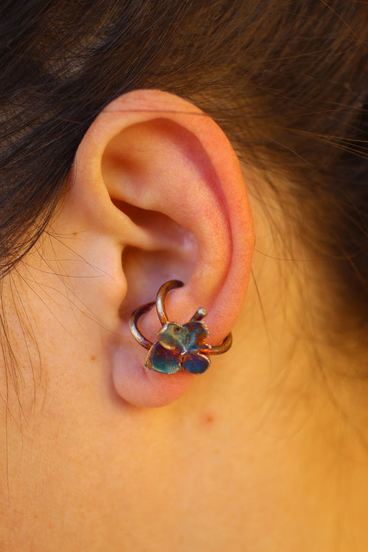 Ear cuff com flores de hortensia