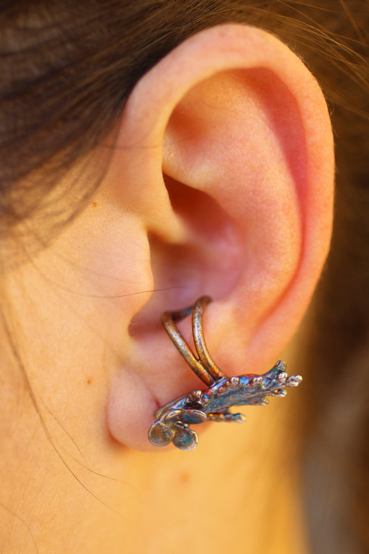 Ear cuff com ramo de tuia e flor de hortensia