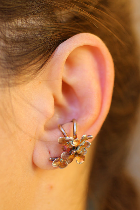 Ear cuff com flores de hortensia