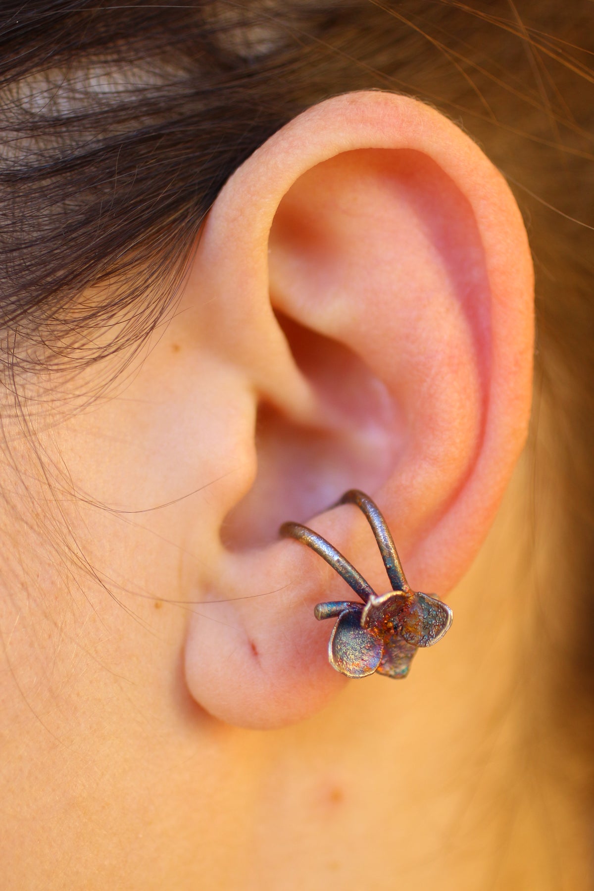 Ear cuff com flores de hortensia