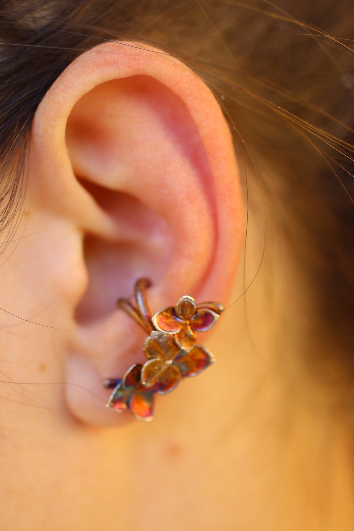 Ear cuff com flores de hortensia
