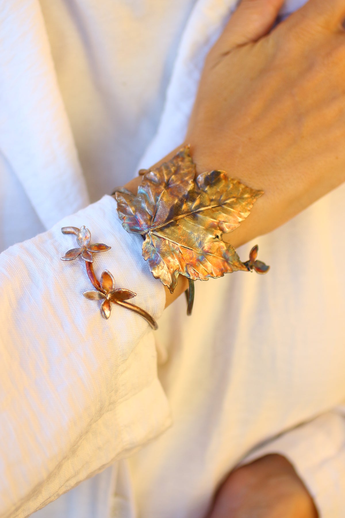Pulseira com folha e flores de hortensia