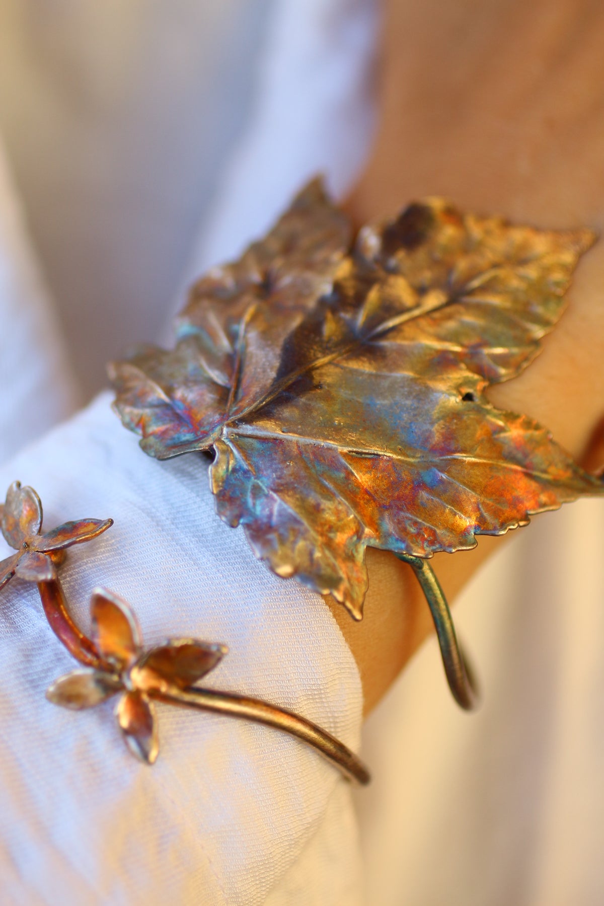 Pulseira com folha e flores de hortensia