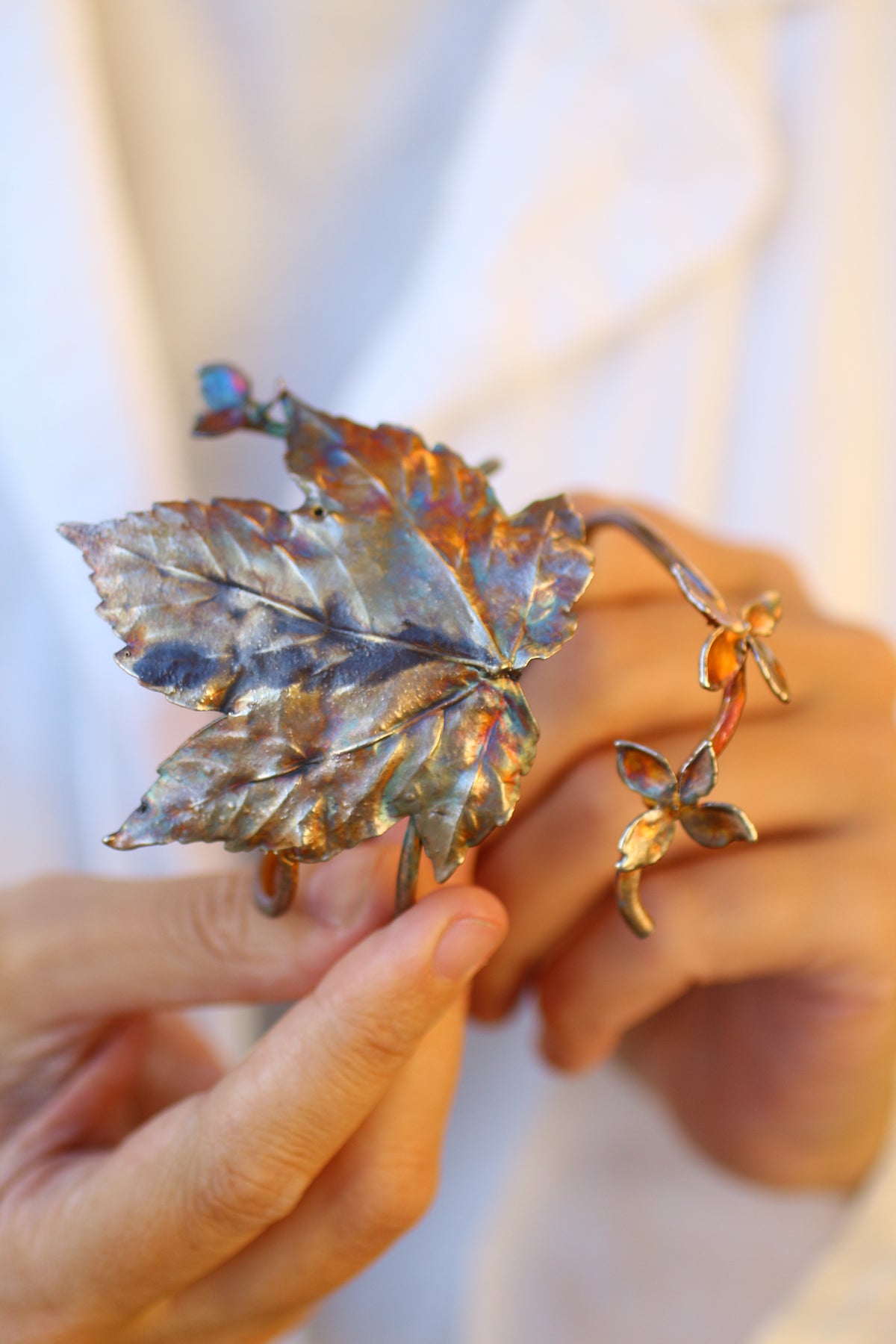 Pulseira com folha e flores de hortensia