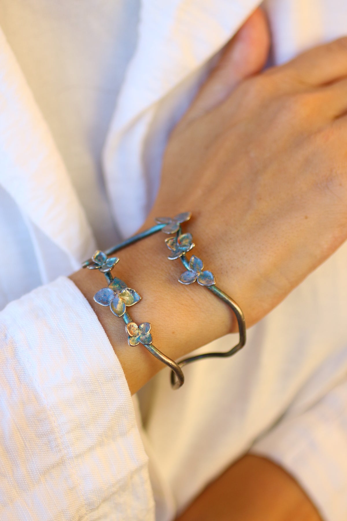 Pulseira com flores de hortensia