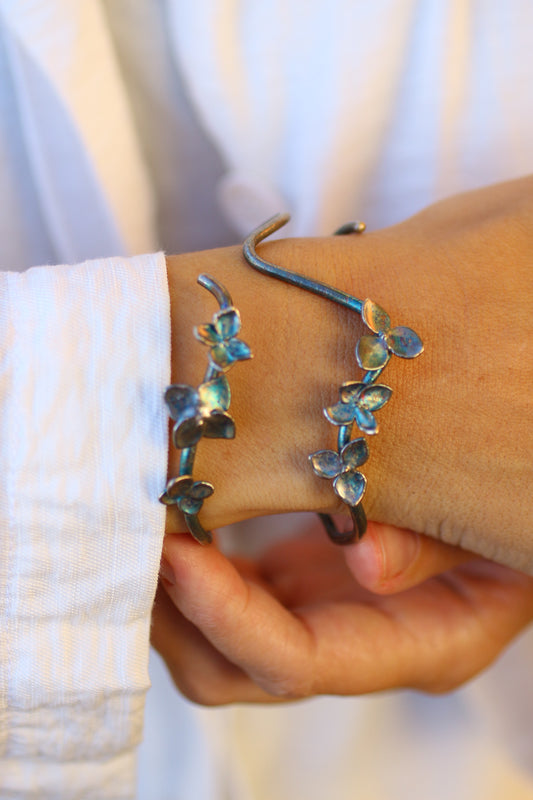 Pulseira com flores de hortensia