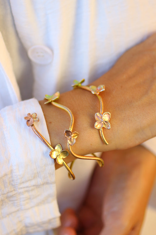Pulseira com flores de hortensia