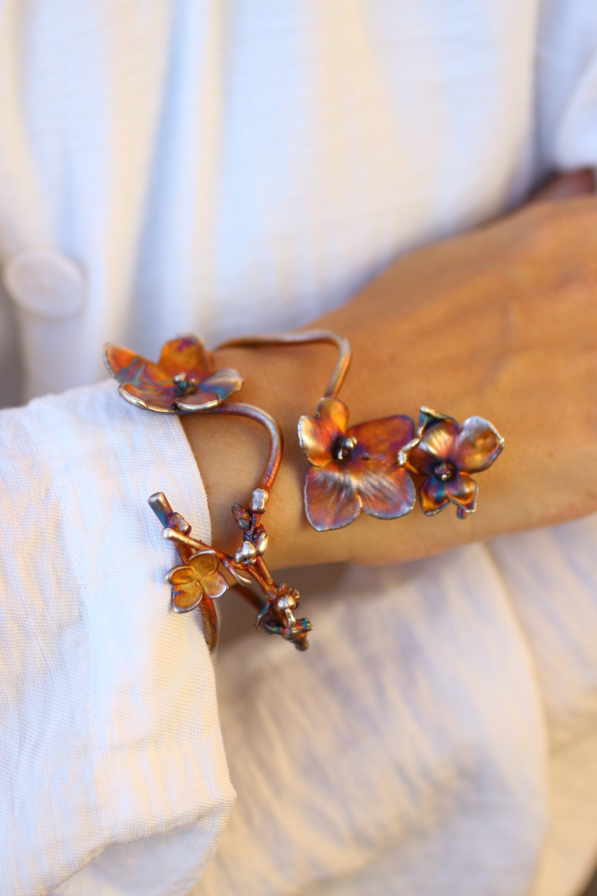 Pulseira com flores de violeta