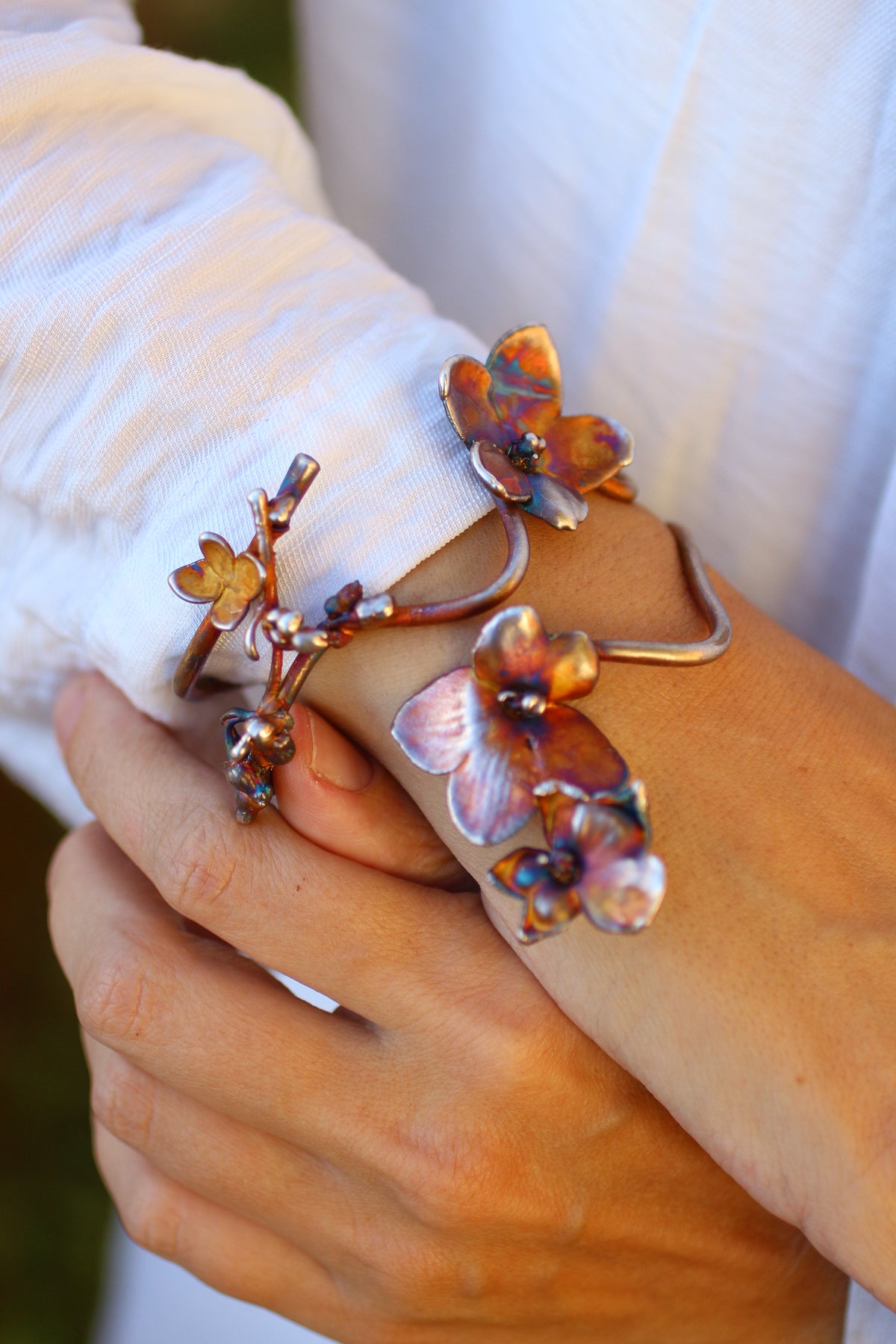 Pulseira com flores de violeta