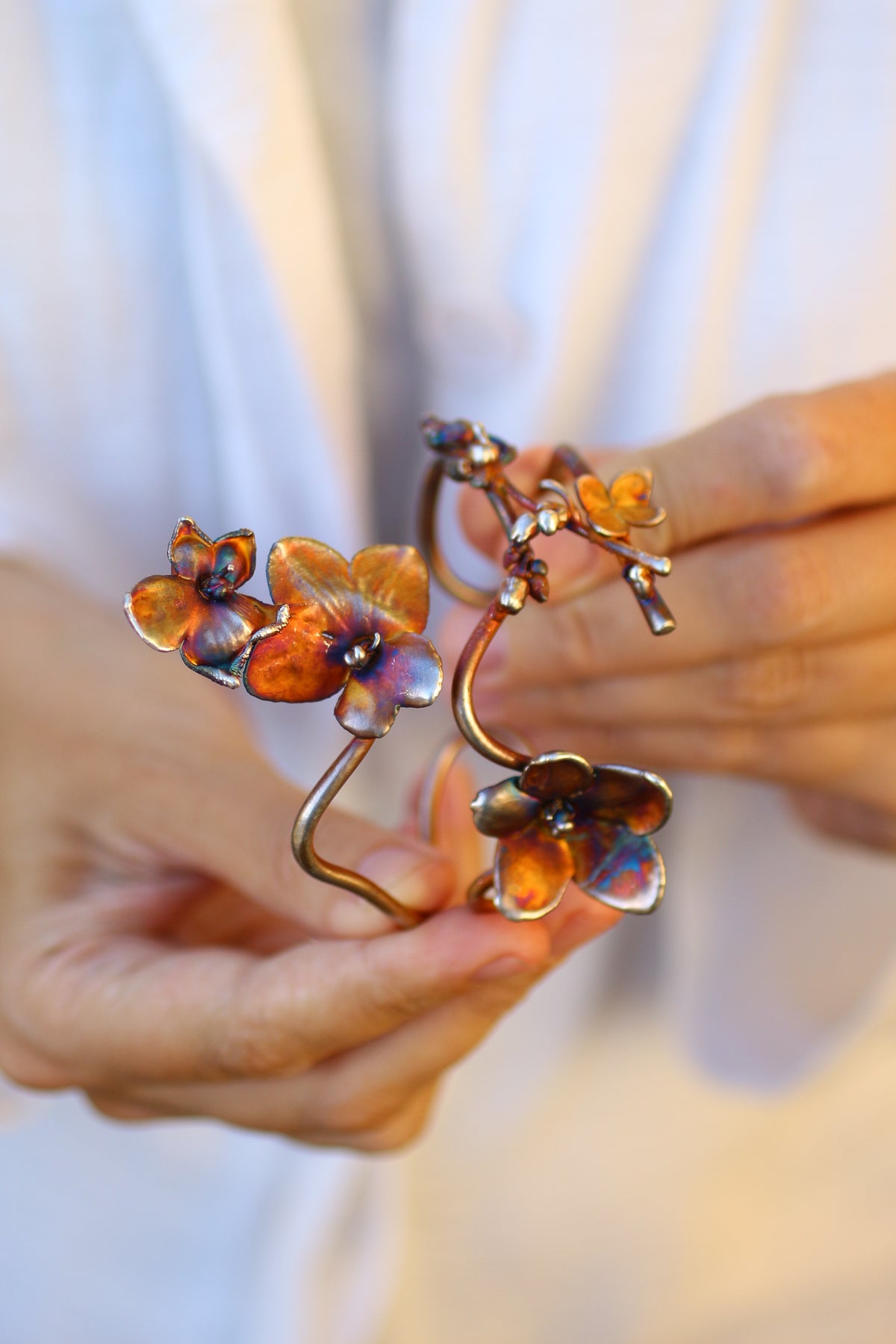 Pulseira com flores de violeta
